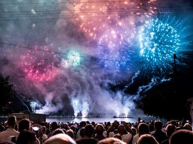Feuerwerk am Seenachtfest Rapperswil-Jona mit Menschenmenge.